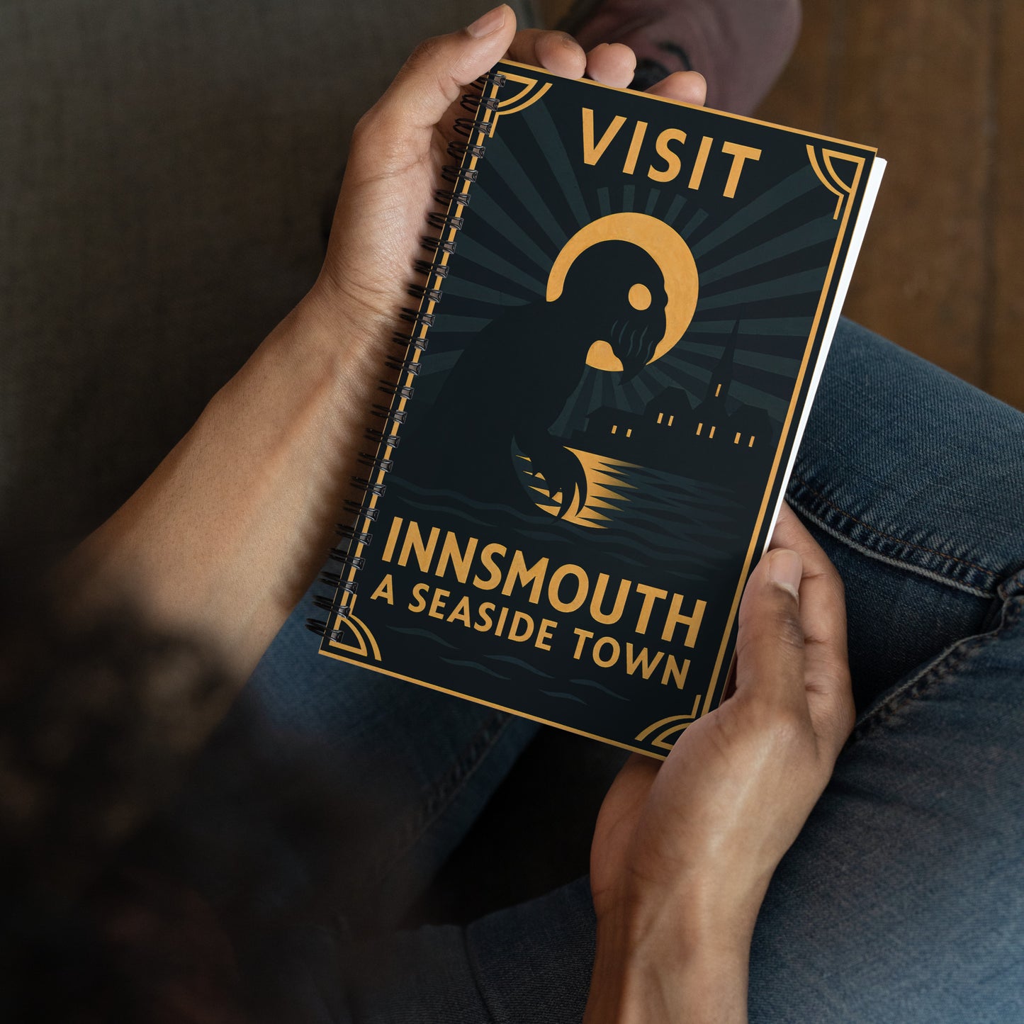 Innsmouth a la luz de la luna: un viaje art déco hacia lo desconocido Cuaderno espiral
