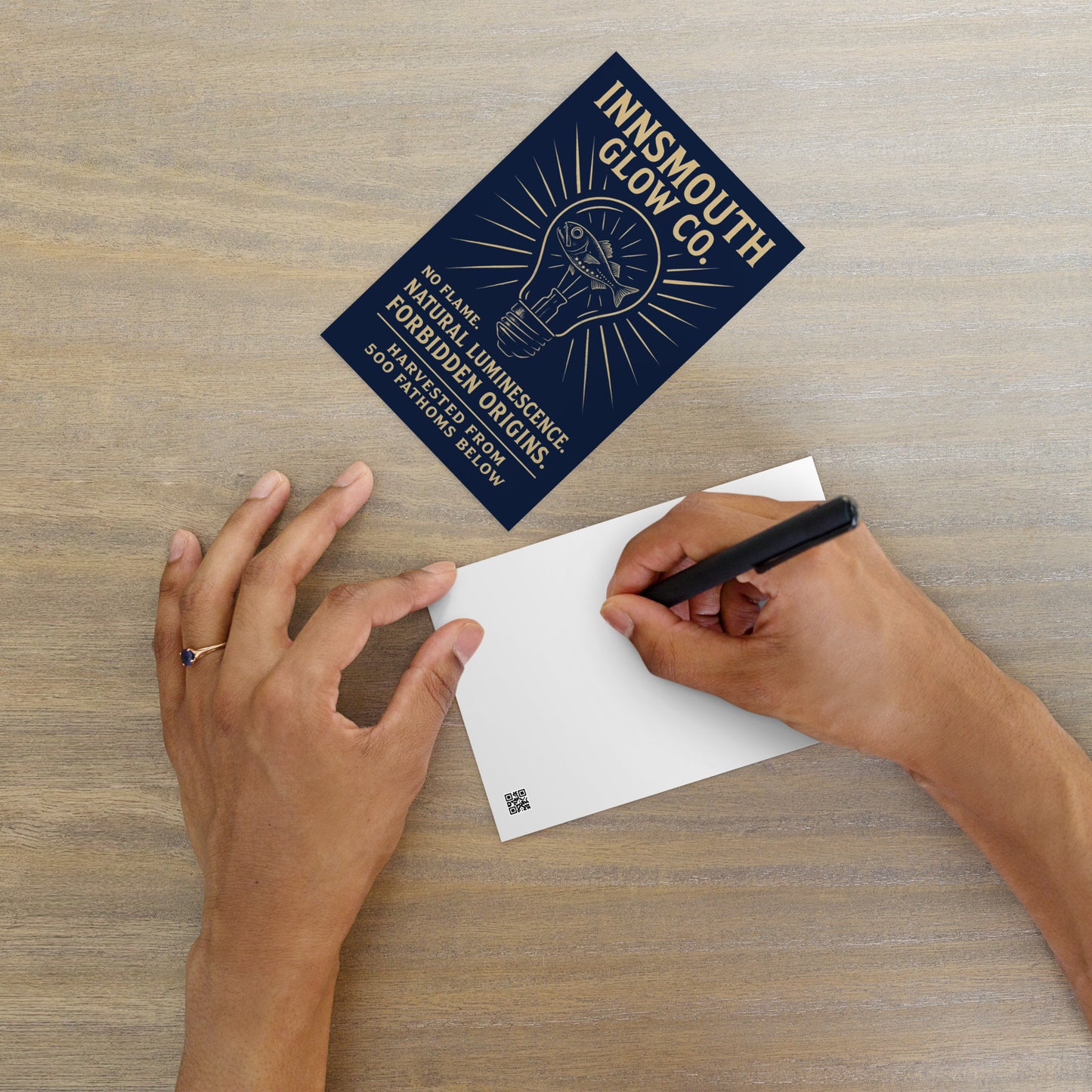 Innsmouth Glow Co. – Biolumineszentes Licht aus der Tiefe Standardpostkarte