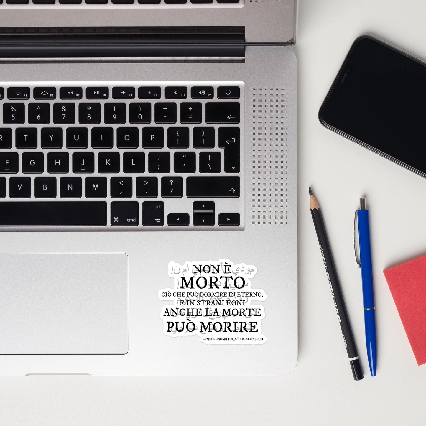 „Non è morto…“ – Die Rückseite des Necronomicon auf Arabisch und Italienisch. Adesivi con applicazione bolle