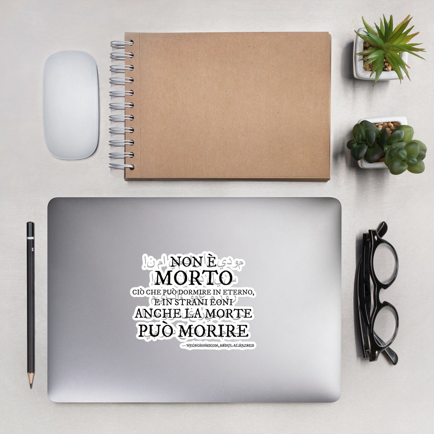„Non è morto…“ – Die Rückseite des Necronomicon auf Arabisch und Italienisch. Adesivi con applicazione bolle